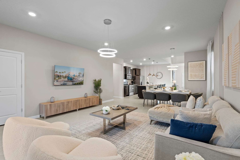 Chic 7bed With Private Pool Theme Bedrooms in Clermont, United States