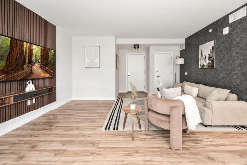 Posh 2BR Retreat Gym Prkng and Scenic Rooftop — 4-Star Luxury Hotel in Arlington, United States