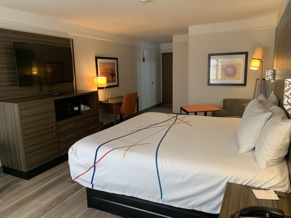 La Quinta Inn & Suites by Wyndham OKC North Quail Springs - photo 13