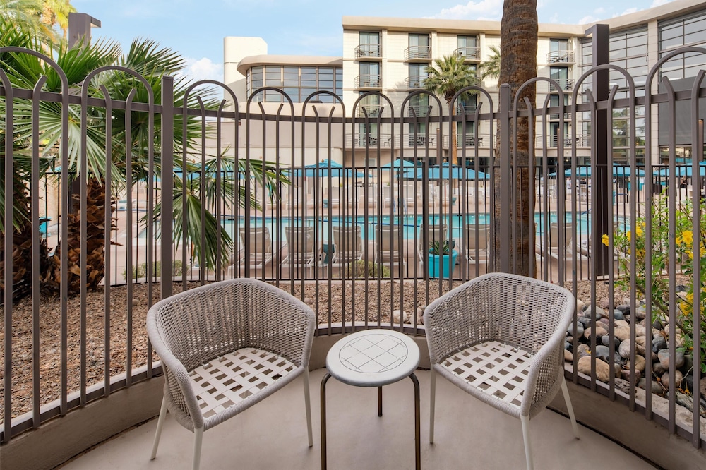 Embassy Suites by Hilton Phoenix Biltmore - photo 26