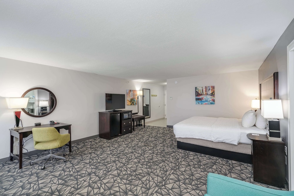Hampton Inn Bloomington West - photo 21