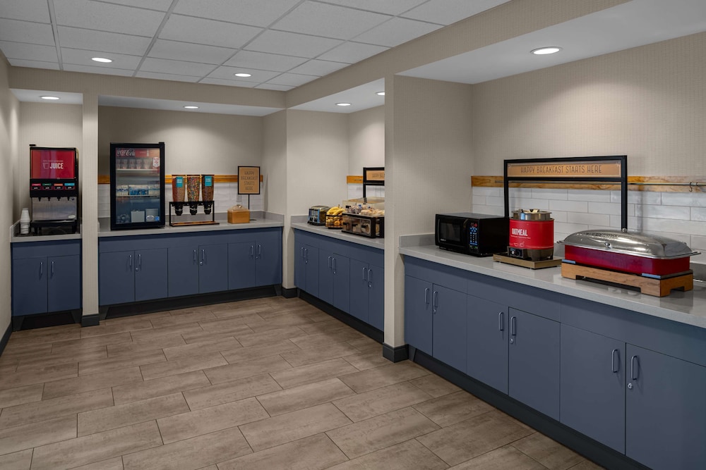 Hampton Inn & Suites Grand Rapids Airport 28th St - photo 23