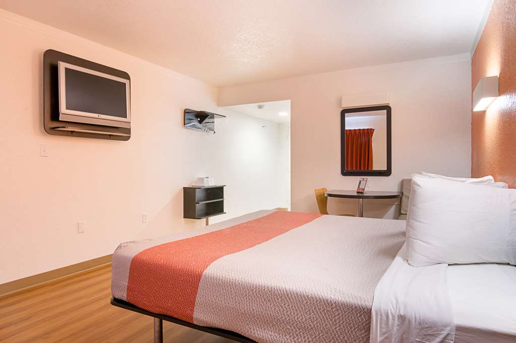 Motel 6 Tampa FL Fairgrounds - photo 15