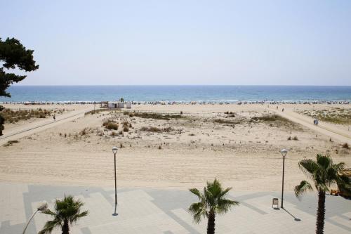 AT038 Vistas de la playa primera línea con piscina — 4-Star Luxury Hotel in Torredembarra, Spain