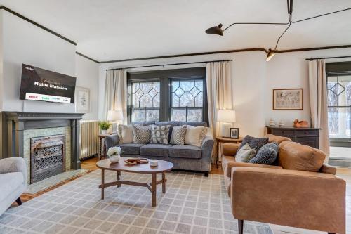 Noble Mansion 7 Bedrooms w Hot Tub Firepit & BBQ in Colorado Springs, United States