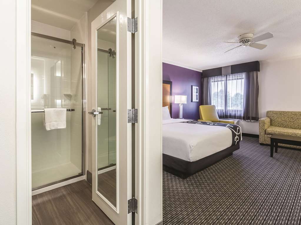 La Quinta Inn & Suites by Wyndham Cleveland Airport North - photo 21