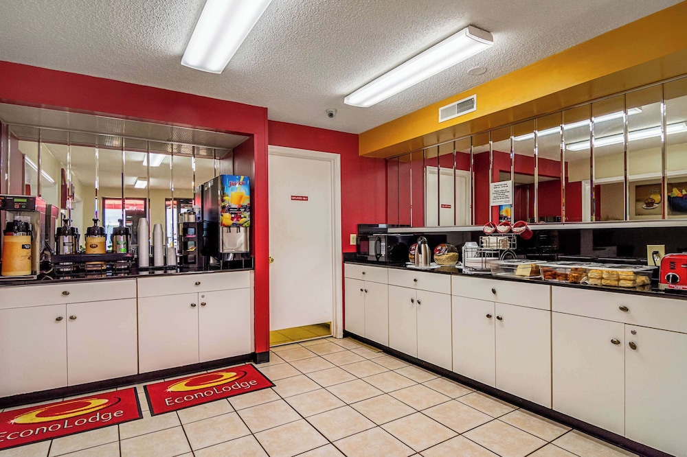 Econo Lodge Research Triangle Park - photo 22