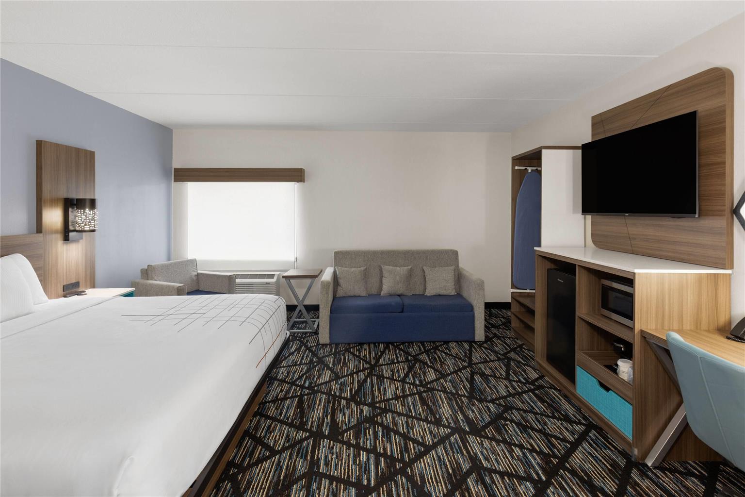 La Quinta Inn & Suites by Wyndham Atlanta Roswell - photo 21