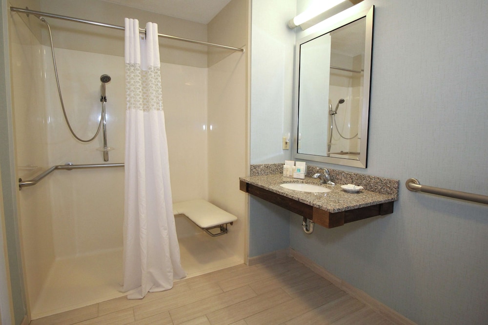 Hampton Inn Sandusky Central - photo 17
