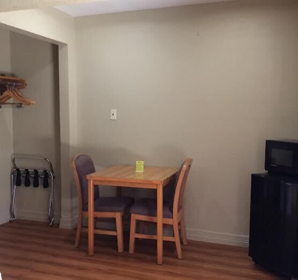 Stratford House Inn and Suites - photo 11