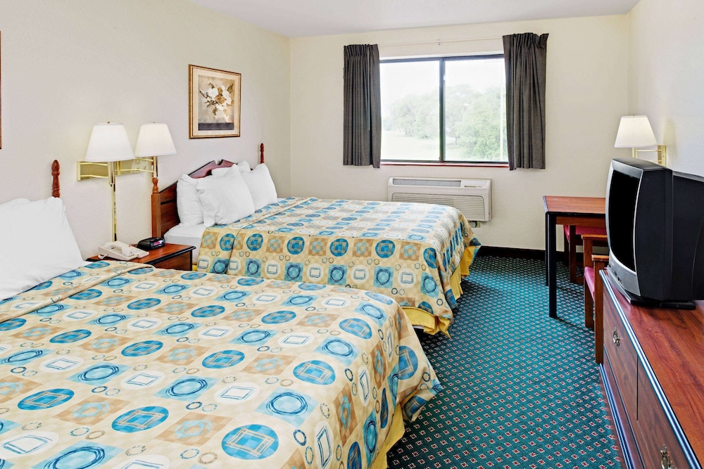 Super 8 by Wyndham Omaha Eppley Airport Carter Lake - photo 8