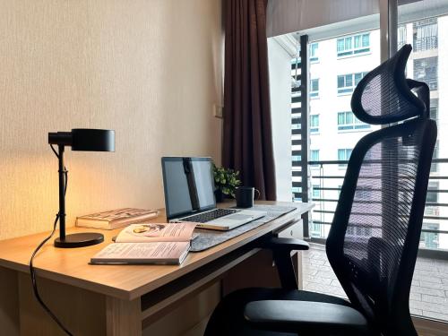 Upscale Expansive 2BR Ultra Fast Wifi Phrom Phong