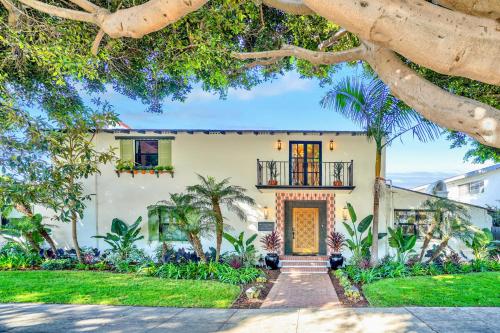 Villa Encanto LUXE Spanish Villa with 6 KING Bedrooms Courtyard and New Game Room — 4-Star Luxury Hotel in Long Beach, United States