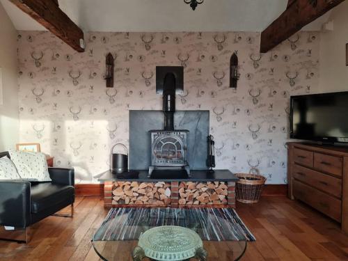 Romantic rural cottage log burner Smart TV early check in large gardens — 4-Star Luxury Hotel in Llangefni, United Kingdom