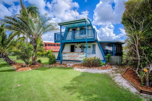 Wayfarers Beachouse Rainbow Beach — hotel in Tin Can Bay