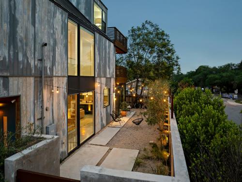 Rooftop Deck DT City Views Modern Eastside Oasis — 4-Star Luxury Hotel in Austin, United States