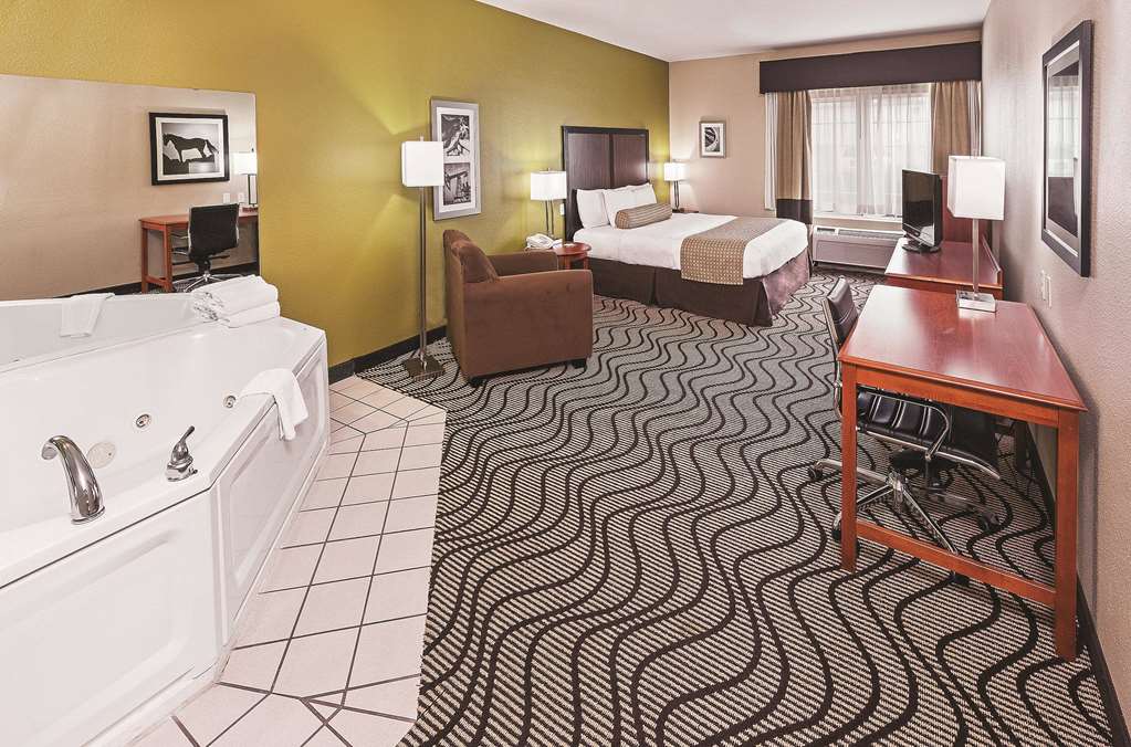 La Quinta Inn & Suites by Wyndham Corpus Christi Northwest - photo 33
