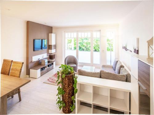 Dünenpark Binz Komfortplus Ferienwohnung mit 1 Schlafzimmer und Terrasse im Erdgeschoss 200 — 4-Star Luxury Hotel in Ostseebad Binz, Germany