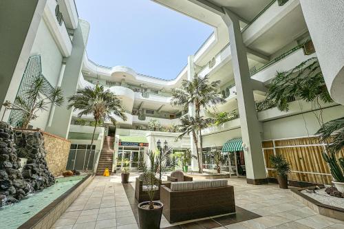 Apartment in beachfront complex in El Duque area Costa Adeje — 4-Star Luxury Hotel in Adeje, Spain