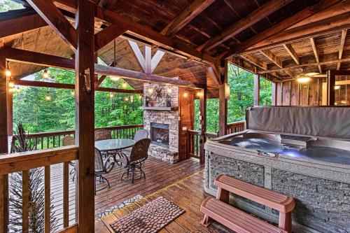 Incredible Views Pet Friendly Aska Adventure Area Bearfoot Bungalow — 4-Star Luxury Hotel in Blue Ridge, United States