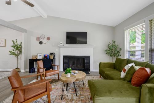 NEW Renovated 4BR Games Big Backyard Deck — 4-Star Luxury Hotel in Cary, United States