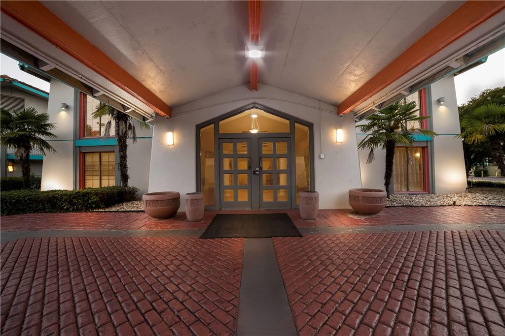 Howard Johnson by Wyndham Columbus Fort Moore - photo 7