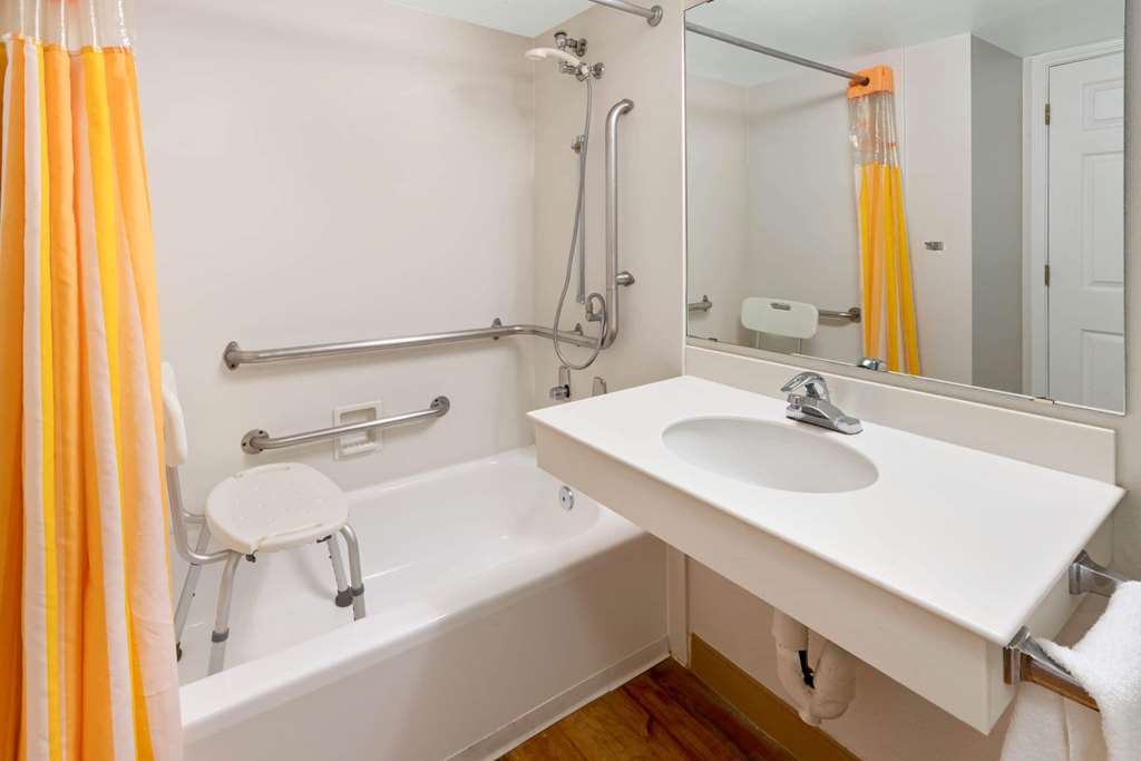 La Quinta Inn by Wyndham Phoenix Sky Harbor Airport - photo 15