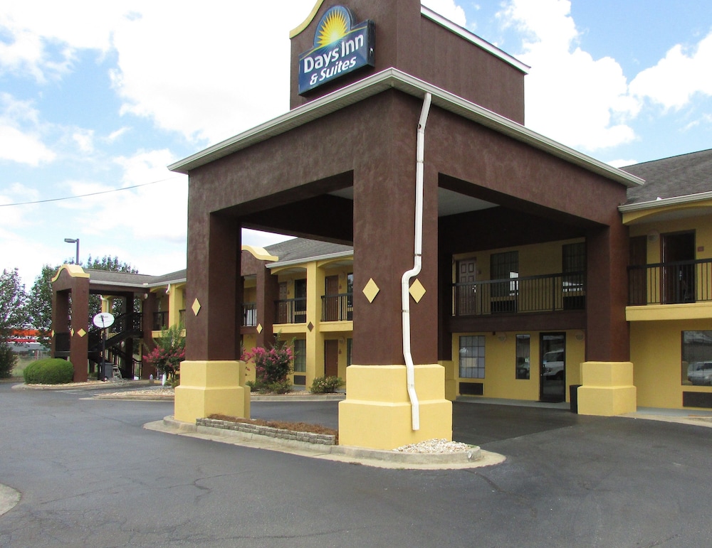 Days Inn & Suites by Wyndham Fort Valley - photo 32