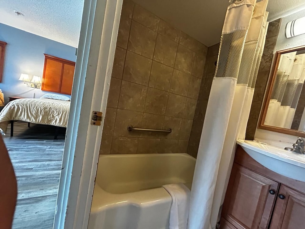 Travelers Inn by OYO Longview Kelso - photo 10