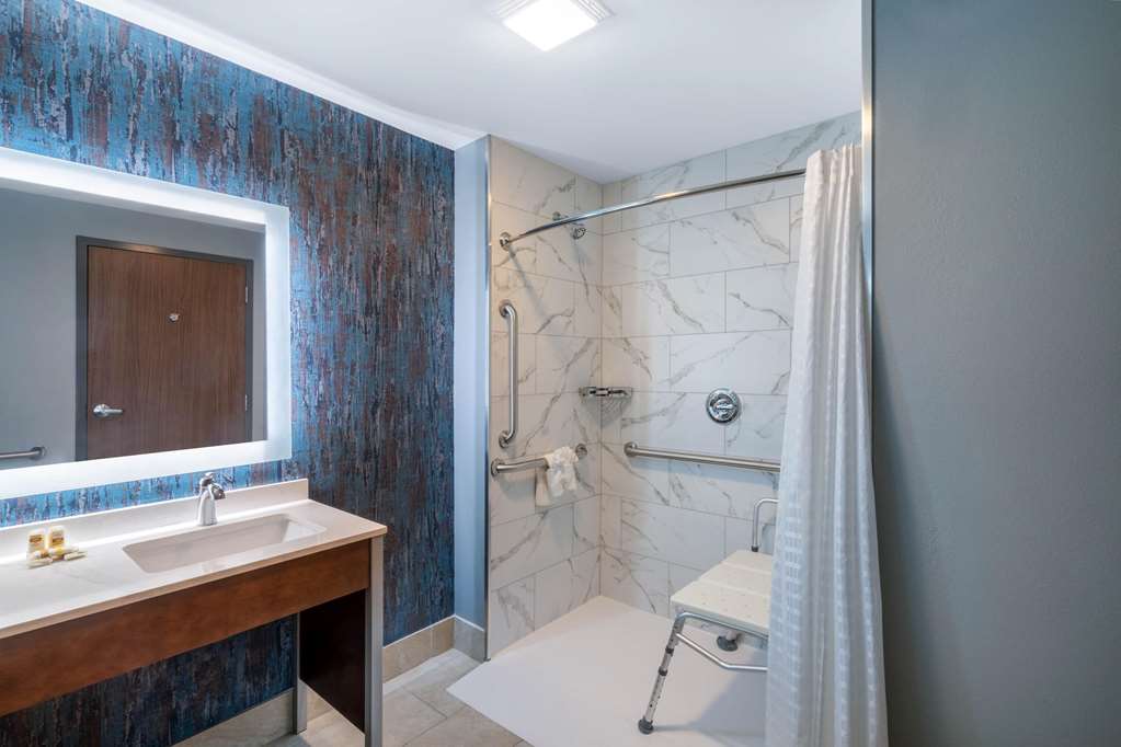 La Quinta Inn & Suites by Wyndham Louisville NE Old Henry Rd - photo 14