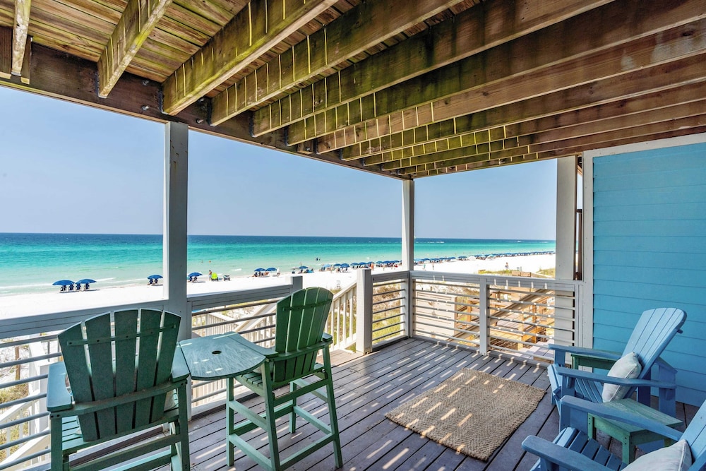 Beachfront Hot Tub Covered Lounge Backyard Beach by Avantstay in Miramar Beach, United States