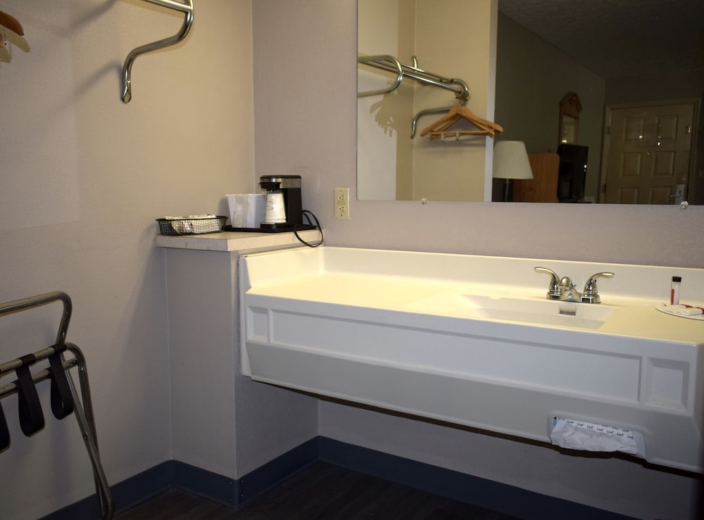 Super 8 by Wyndham Fort Chiswell Wytheville Area - photo 43