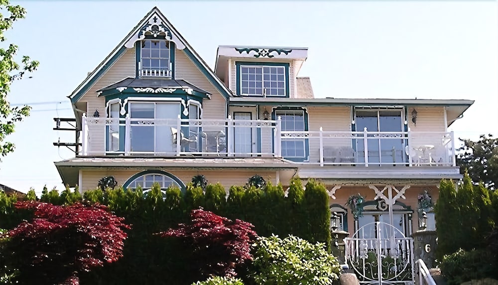 Ocean Breeze Executive Bed and Breakfast — 4-Star Luxury Hotel in North Vancouver, Canada