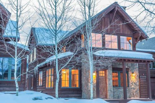 Cabin in the Heart of Town Big Sky — 4-Star Luxury Hotel in Big Sky, United States