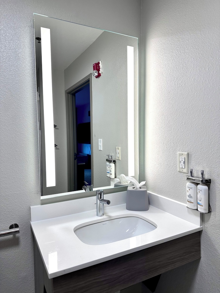 Holiday Inn Express Hotel & Suites Hinesville East Fort Stewart - photo 93