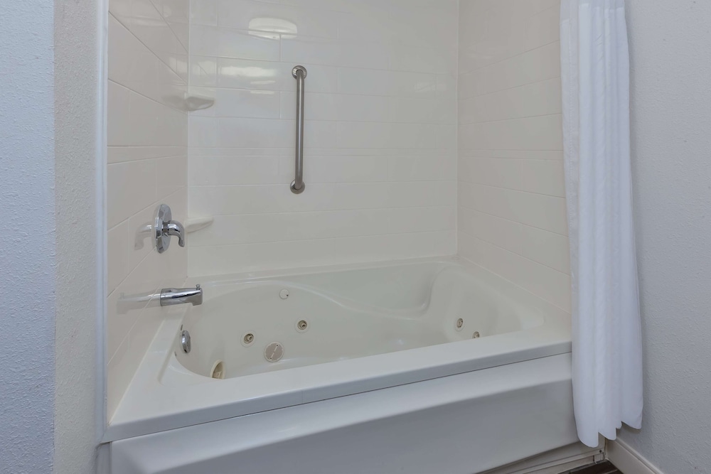 Hampton Inn Waterbury - photo 15