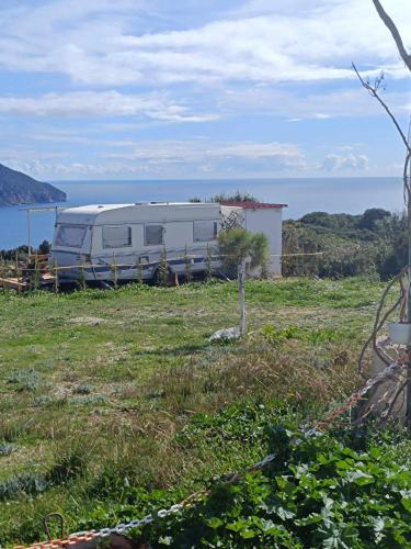 Fox Caravan - carbon neutral hotel in Unknown City