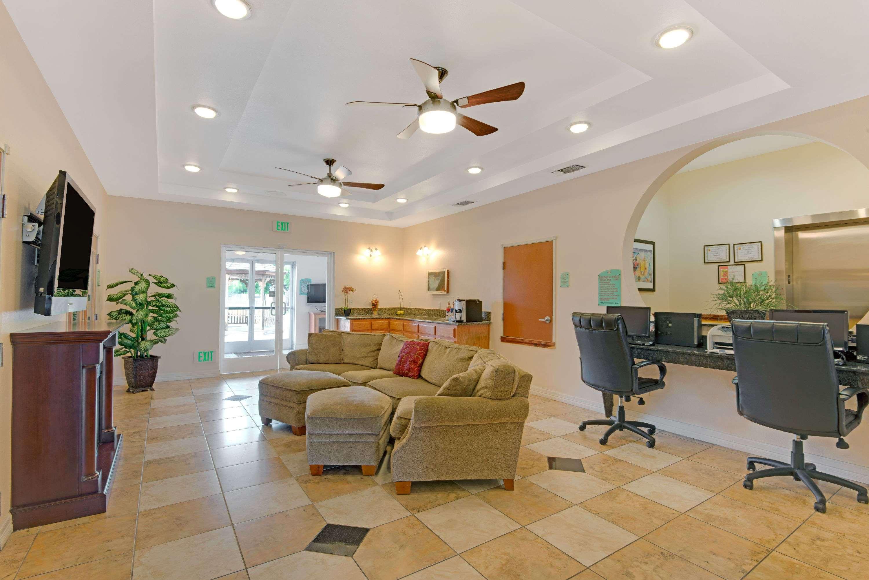 Super 8 By Wyndham Austin Airport North - photo 8