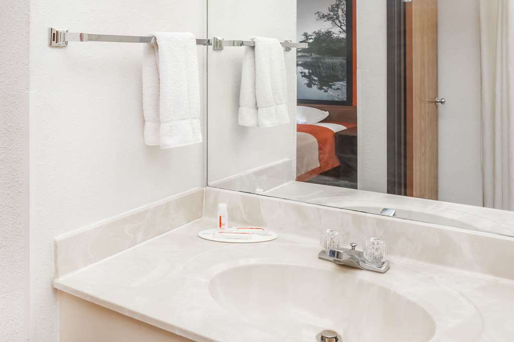Super 8 by Wyndham Washington Peoria Area - photo 10