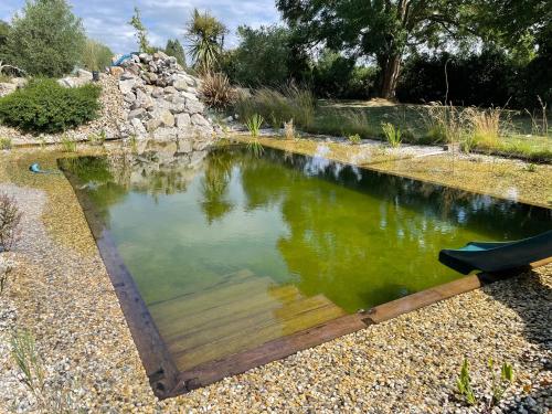 Gîte de charme près du Mans pour 4 avec piscine naturelle FR 1 410 473 — hotel in Teloche