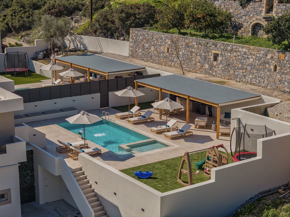 Elysian Villa 2 With Private Pool — 4-Star Luxury Hotel in Irakleion, Greece