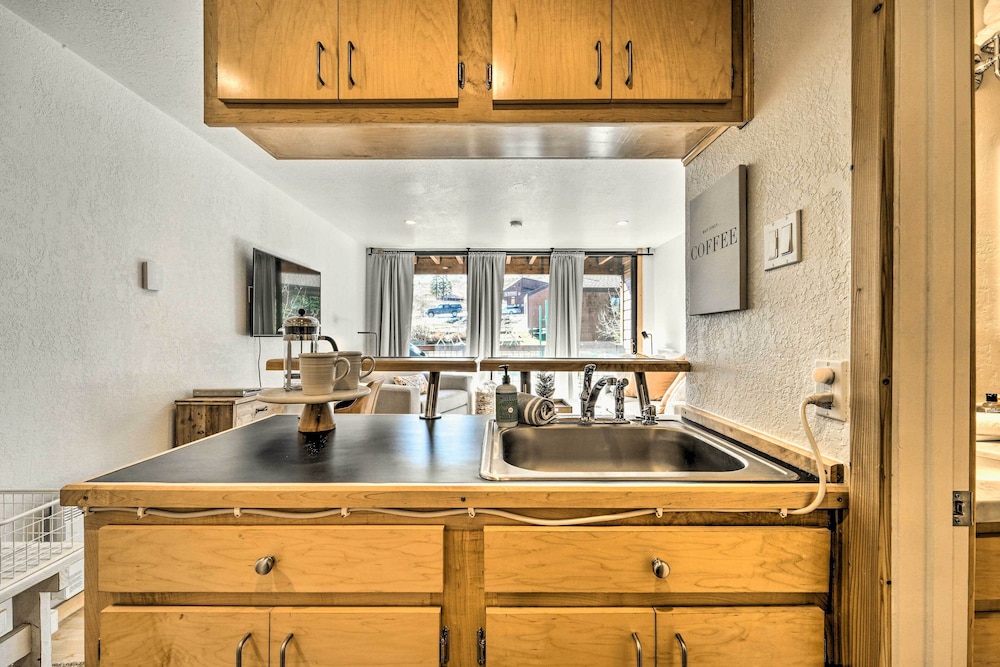 Walk to Ski Resort Tahoe Donner Studio with Balcony - photo 10