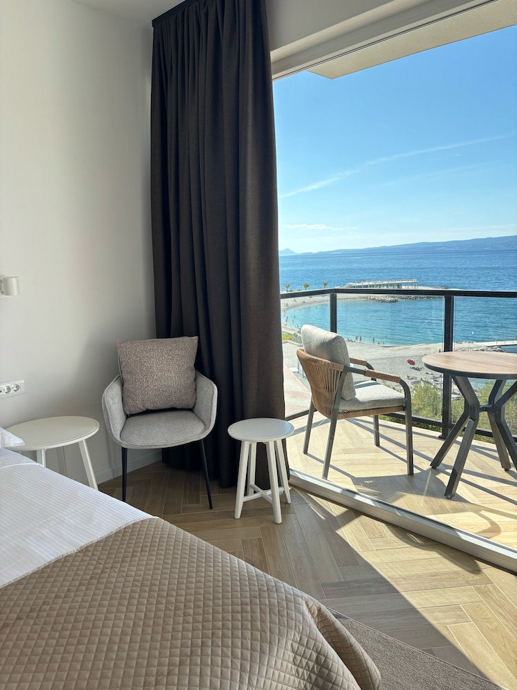 Stella's Beachfront Aparthotel - carbon neutral hotel in Split