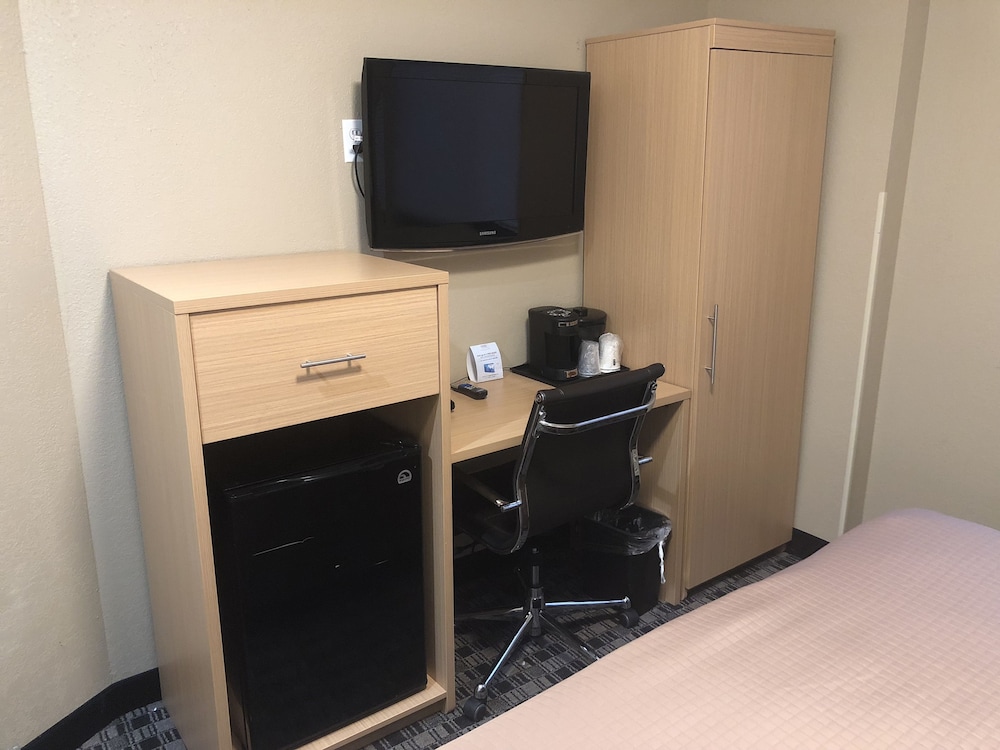 Days Inn by Wyndham Brooklyn Borough Park - photo 14
