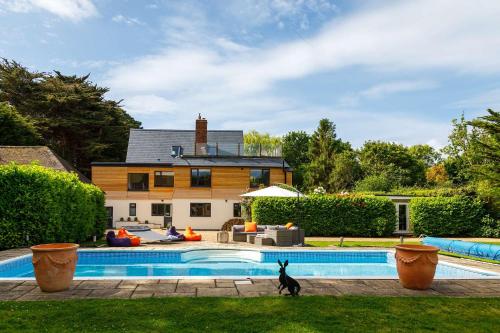 Stunning 5BR Home with Pool 5 min to Beach — 4-Star Luxury Hotel in Birdham, United Kingdom