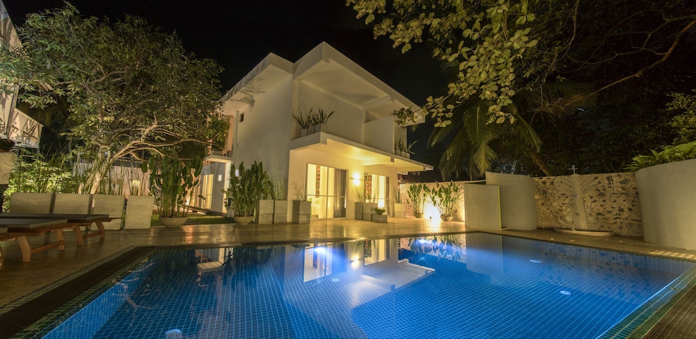 18 Faces with free drop off to Galle Fort by TukTuk in Galle, Sri Lanka