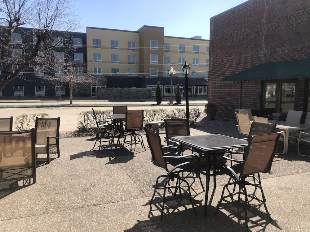 Express Suites Riverport Inn & Suites - photo 59