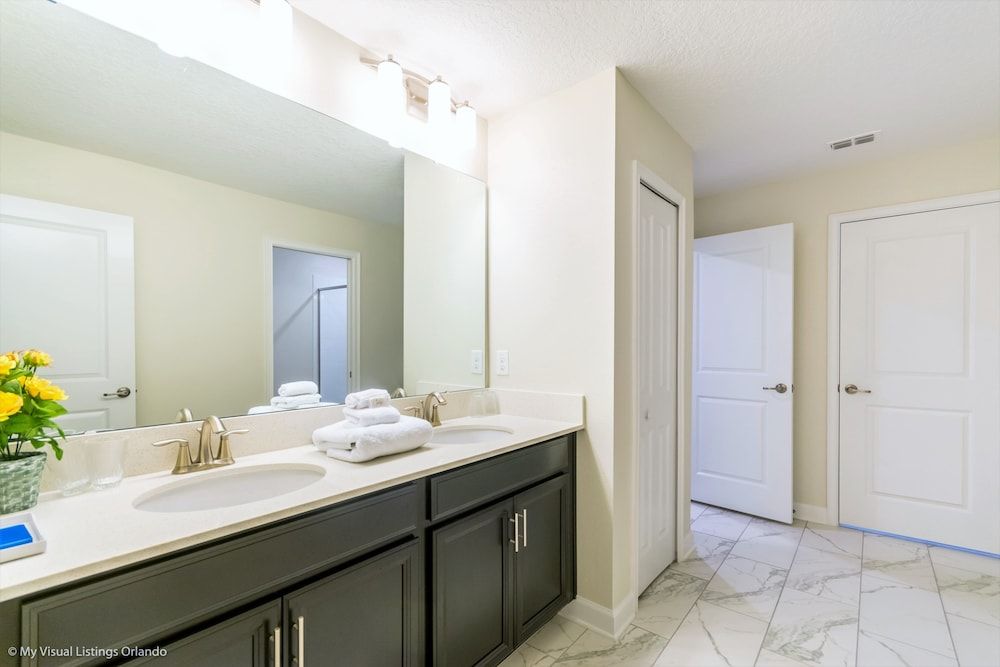 H1672brand new Amazing 8 Bedroom 5 Bathroom Resort - photo 11
