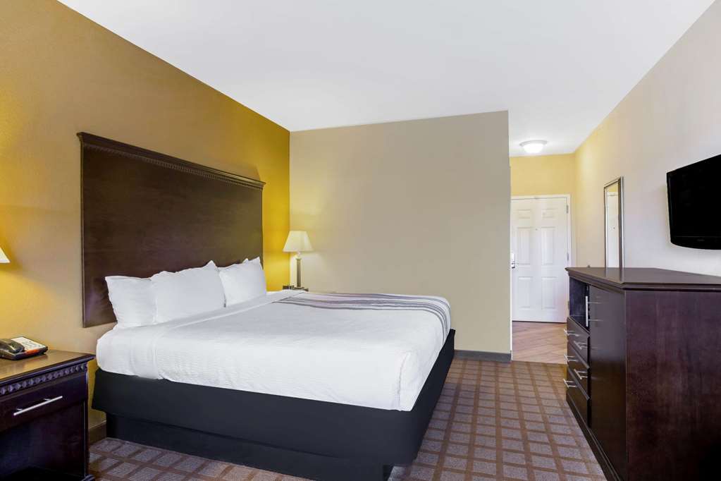La Quinta Inn & Suites by Wyndham Mobile Satsuma Saraland - photo 21
