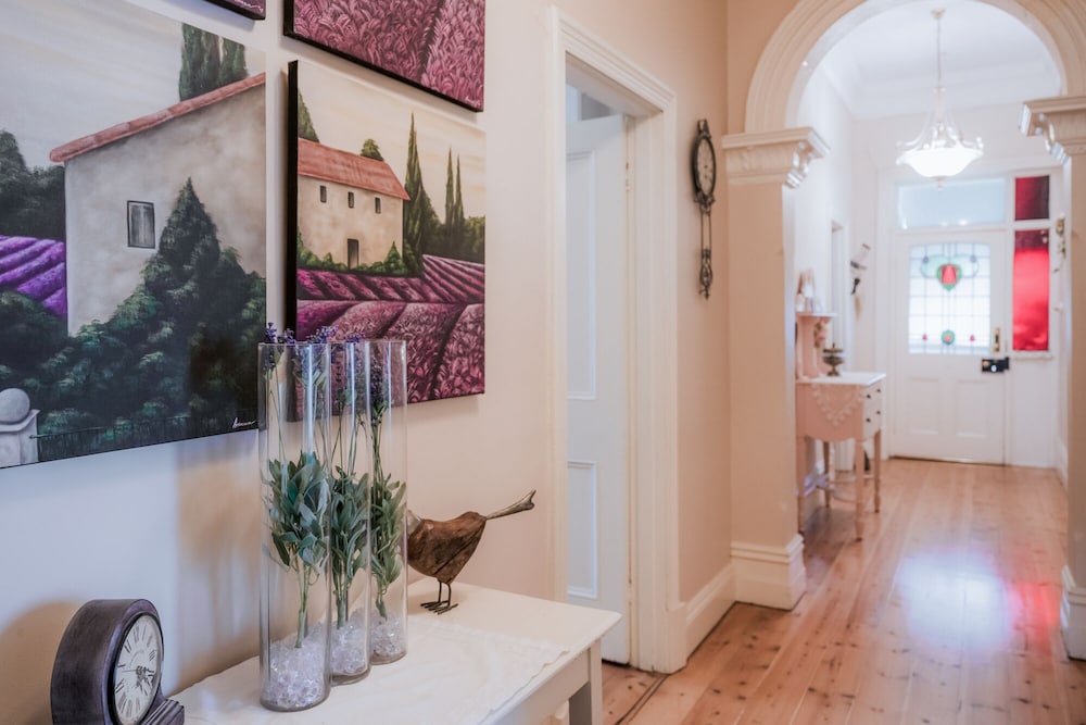 Azalea Cedar Rose Villa — 4-Star Luxury Hotel in Lyndoch, Australia